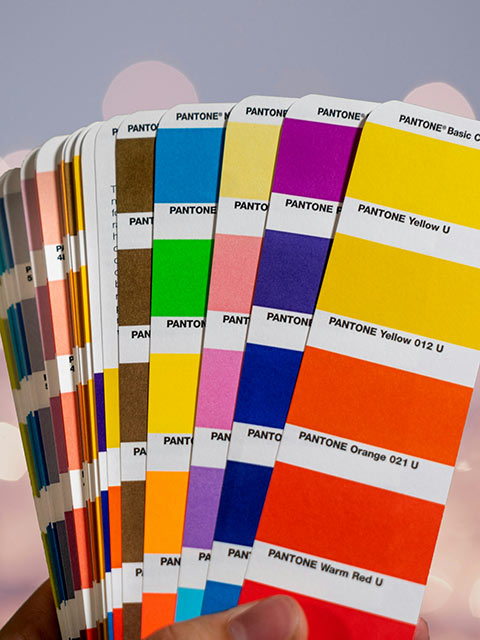 Choisir avec un nuancier les couleurs de son tableau en fonction de celles du salon